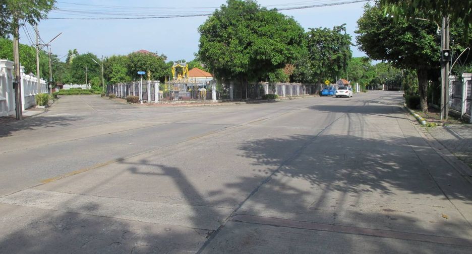 For sale 5 bedrooms house in Mueang Samut Prakan, Samut Prakan