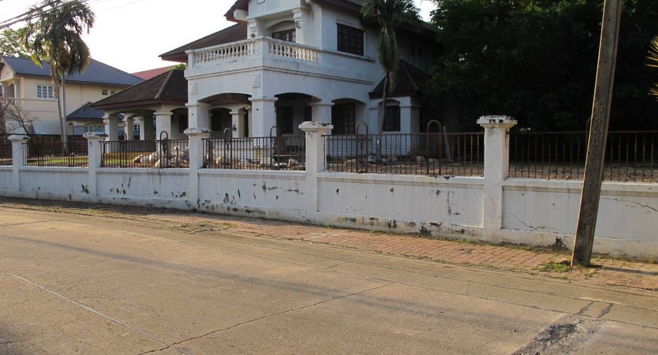 For sale 5 Beds house in Mueang Samut Prakan, Samut Prakan