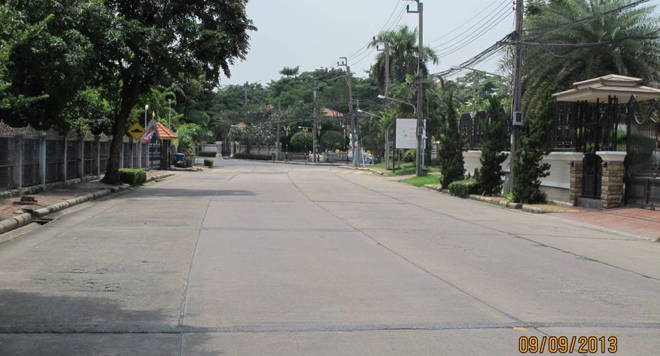 For sale 5 bedrooms house in Mueang Samut Prakan, Samut Prakan