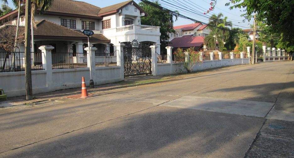 For sale 5 bedrooms house in Mueang Samut Prakan, Samut Prakan