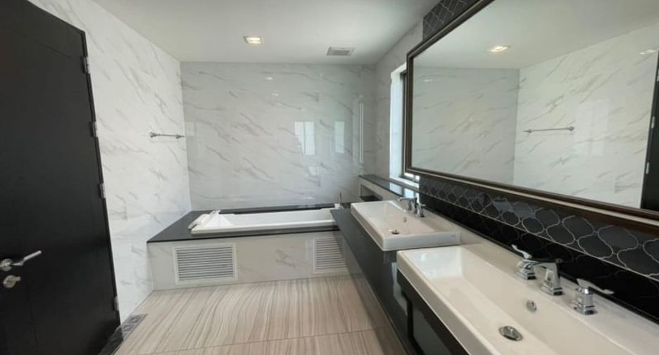 For rent and for sale 4 bedrooms house in Lat Krabang, Bangkok