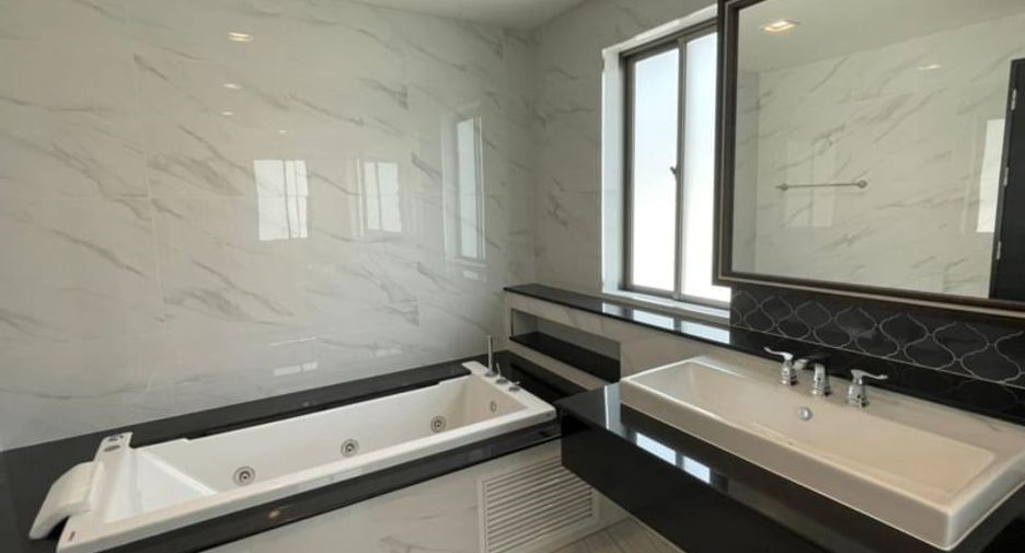 For rent and for sale 4 bedrooms house in Lat Krabang, Bangkok