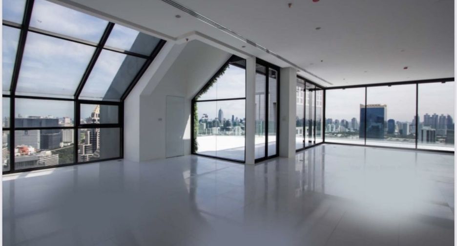 For sale 3 ベッドルーム condo in Sathon, Bangkok