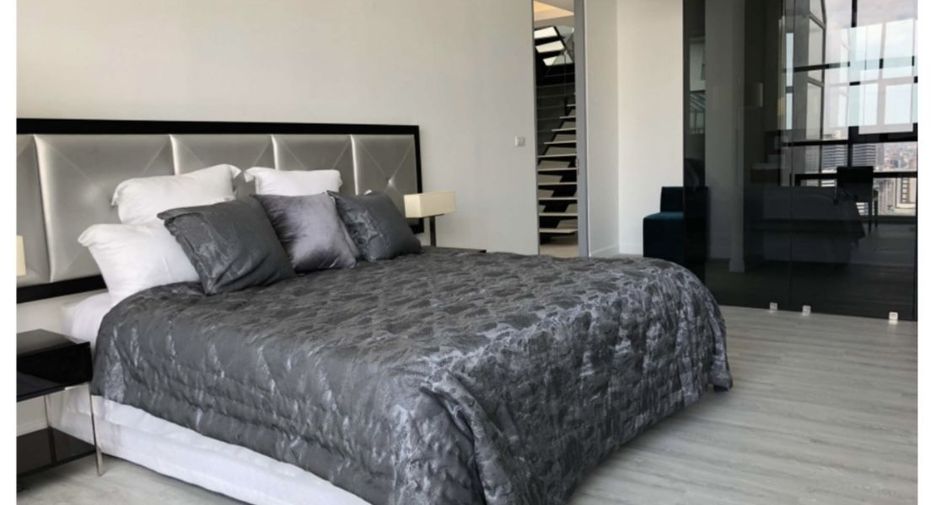 For sale 3 ベッドルーム condo in Sathon, Bangkok