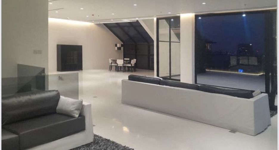 For sale 3 ベッドルーム condo in Sathon, Bangkok