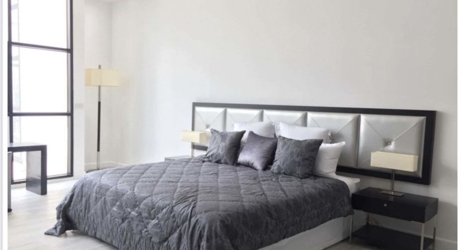 For sale 3 ベッドルーム condo in Sathon, Bangkok