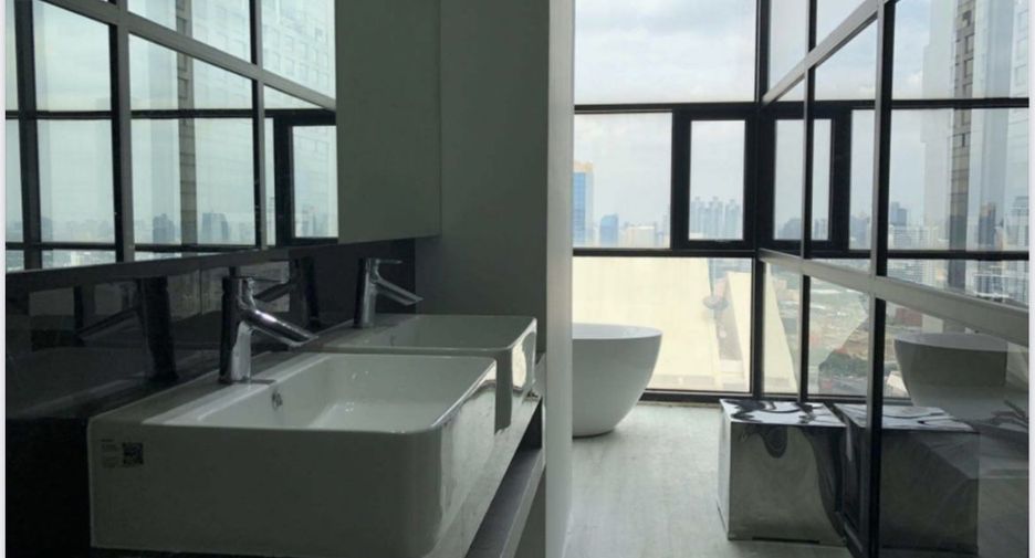 For sale 3 ベッドルーム condo in Sathon, Bangkok