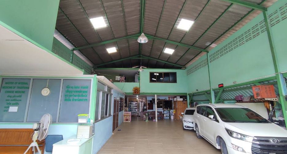 For sale 4 bed warehouse in Mueang Samut Prakan, Samut Prakan