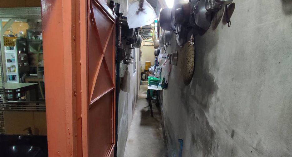 For sale 4 bed warehouse in Mueang Samut Prakan, Samut Prakan