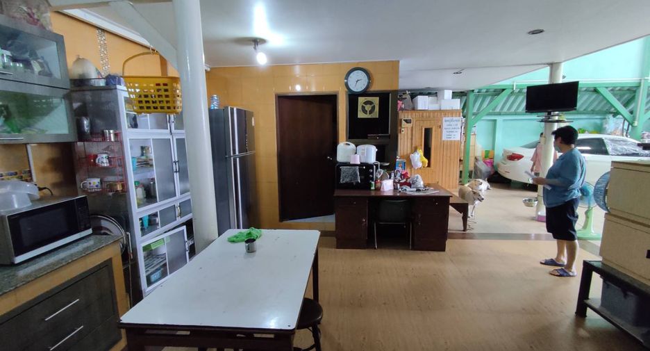 For sale 4 bed warehouse in Mueang Samut Prakan, Samut Prakan
