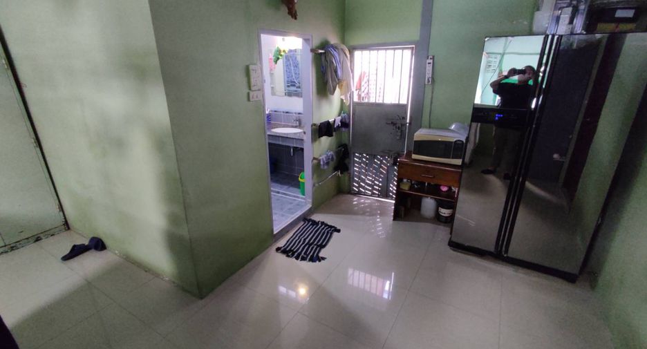 For sale 4 bed warehouse in Mueang Samut Prakan, Samut Prakan