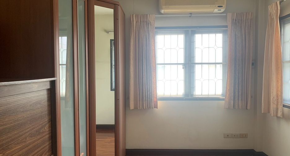 For rent 3 bedrooms townhouse in Bang Phli, Samut Prakan