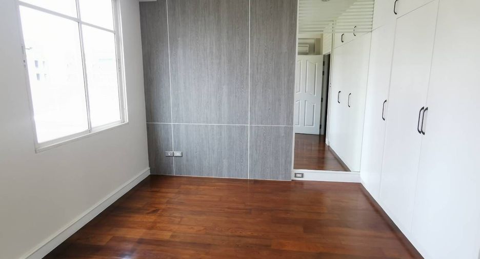 Reihenhaus zum Kauf mit 4 Zimmer in Watthana, Bangkok