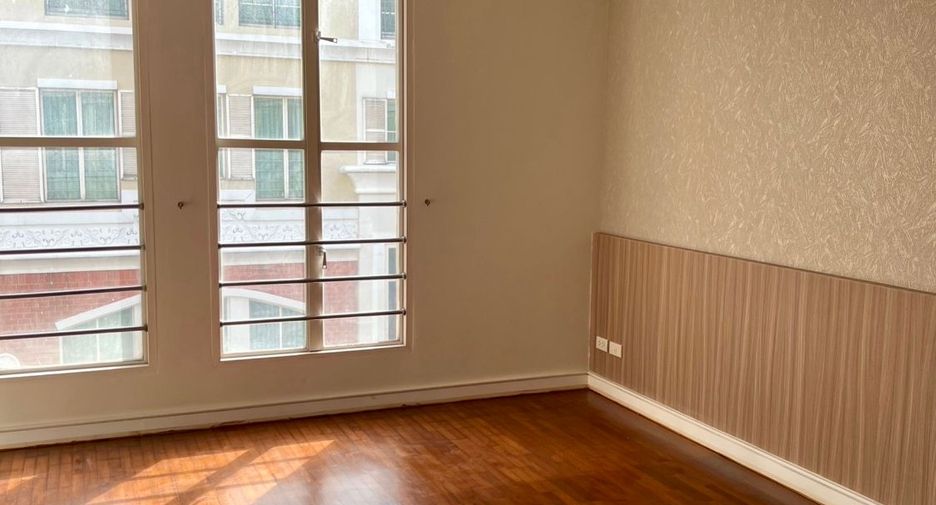 Reihenhaus zum Kauf mit 4 Zimmer in Watthana, Bangkok