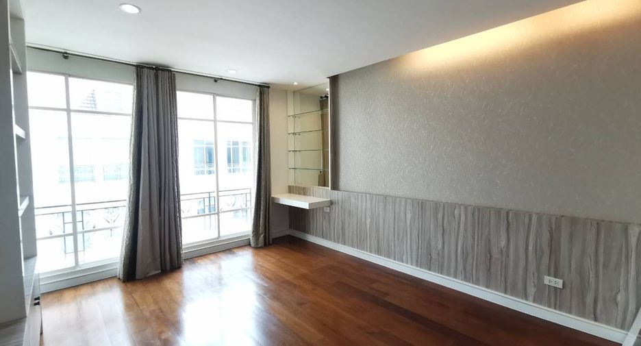 Reihenhaus zum Kauf mit 4 Zimmer in Watthana, Bangkok