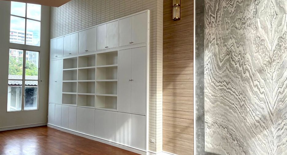 Reihenhaus zum Kauf mit 4 Zimmer in Watthana, Bangkok