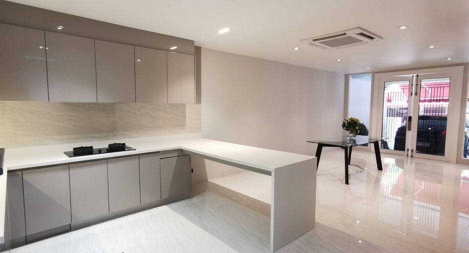 Reihenhaus zum Kauf mit 4 Zimmer in Watthana, Bangkok
