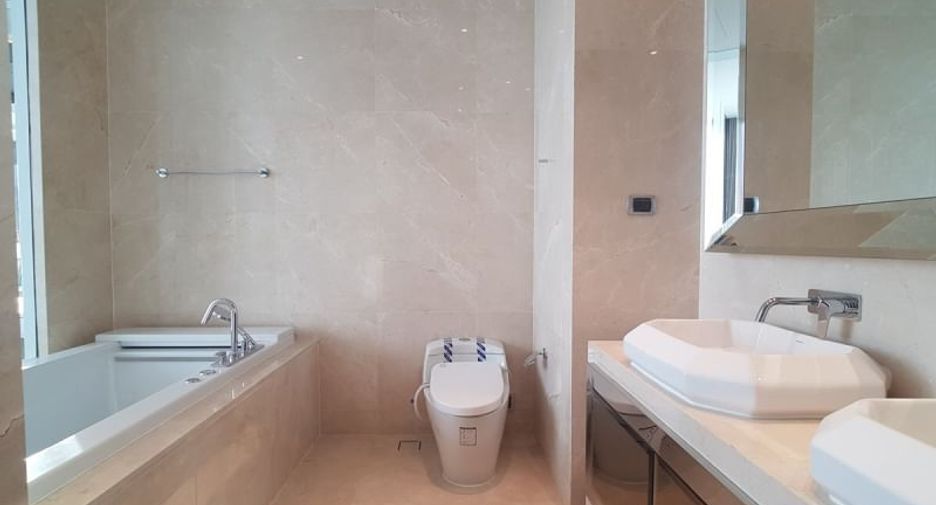 For rent 3 bedrooms condo in Khlong Toei, Bangkok
