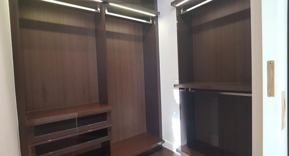 For rent 3 bedrooms condo in Khlong Toei, Bangkok