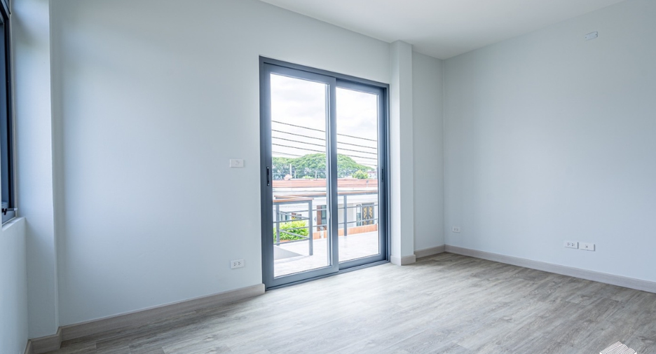 For sale 6 bedrooms house in Mueang Chiang Mai, Chiang Mai