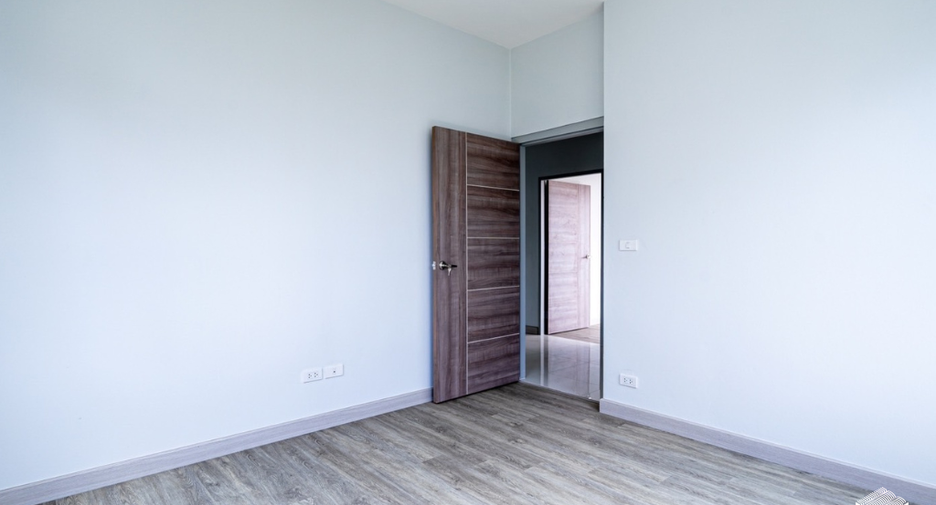 For sale 6 bedrooms house in Mueang Chiang Mai, Chiang Mai