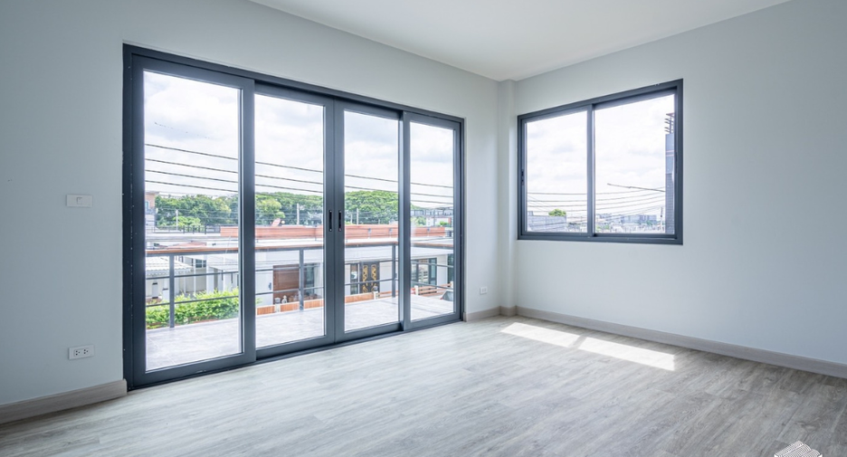 For sale 6 bedrooms house in Mueang Chiang Mai, Chiang Mai