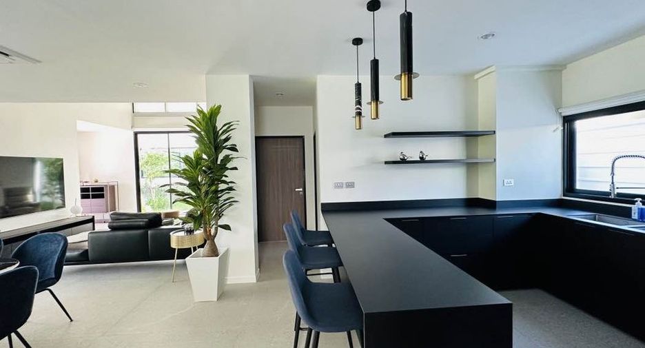 Casa en alquiler de 4 habitaciones en Khlong Toei, Bangkok