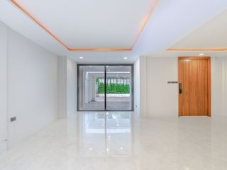 For sale 3 Beds house in Khlong Toei, Bangkok