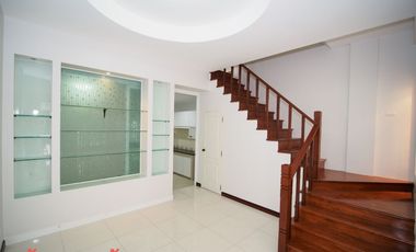 Haus zum Kauf mit 4 Zimmer in Bang Kapi, Bangkok