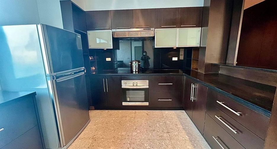 For rent 4 bedrooms condo in Pathum Wan, Bangkok