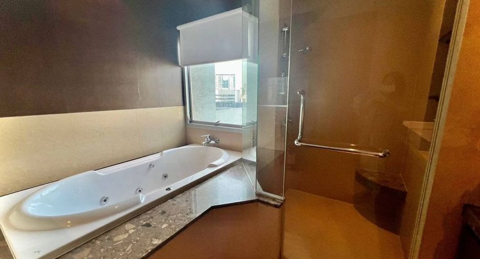 For rent 4 bedrooms condo in Pathum Wan, Bangkok