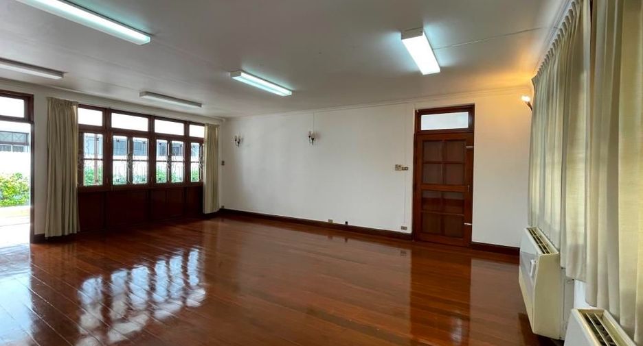 À louer 3 chambres maison à Khlong Toei, Bangkok