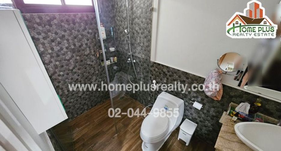 For sale 6 Beds house in Lat Phrao, Bangkok