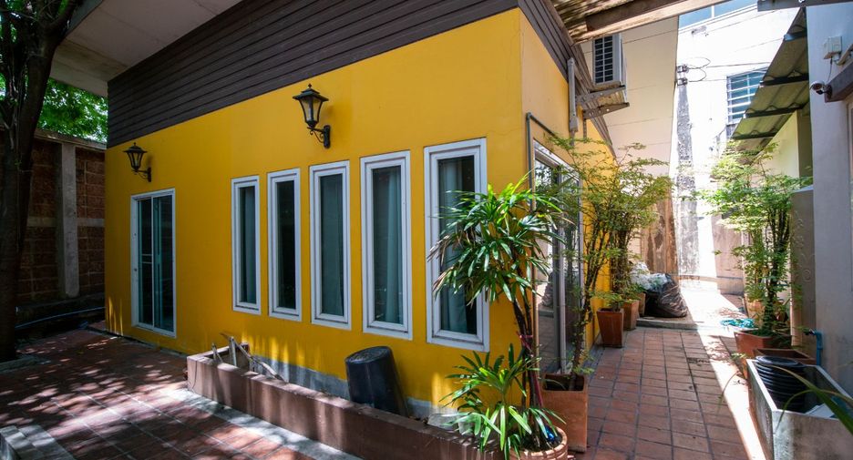 For sale 10 bed townhouse in Mueang Nonthaburi, Nonthaburi