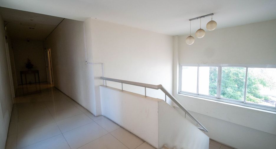 For sale 10 Beds townhouse in Mueang Nonthaburi, Nonthaburi