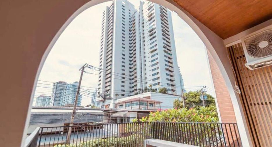 Casa adosada en alquiler de 3 habitaciones en Khlong Toei, Bangkok