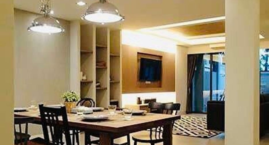 Casa adosada en alquiler de 3 habitaciones en Khlong Toei, Bangkok