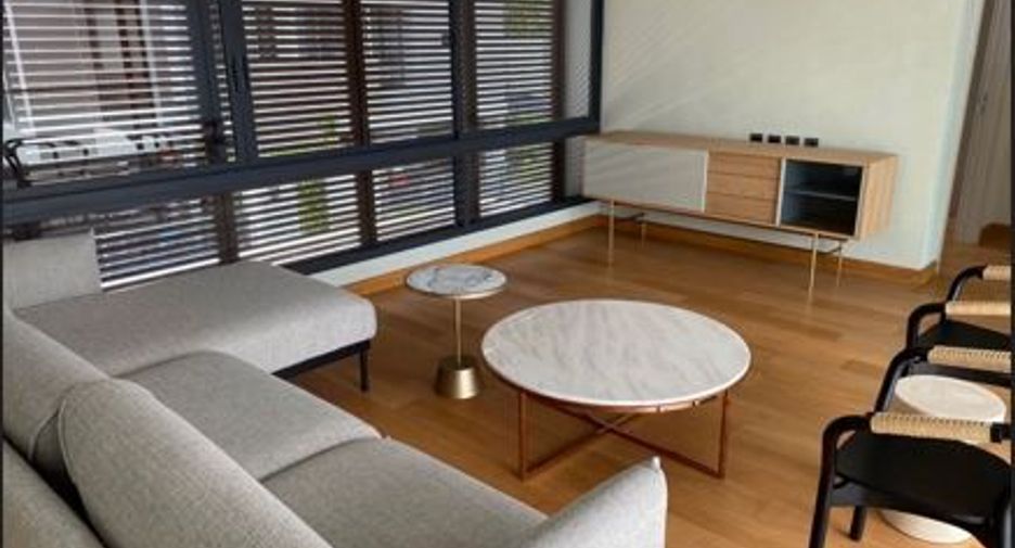 For rent and for sale 5 bed house in Huai Khwang, Bangkok