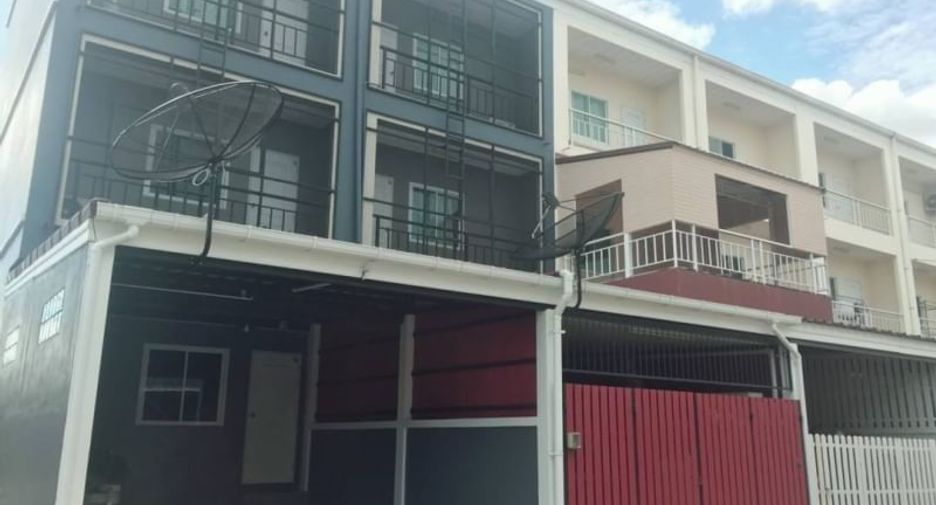 For sale 3 ベッドルーム retail Space in Si Racha, Chonburi