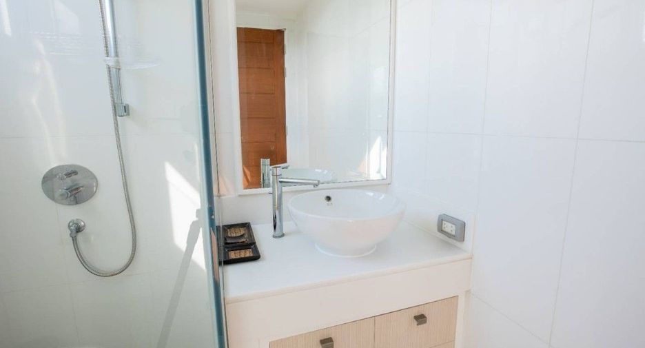 For rent 3 bedrooms condo in Khlong Toei, Bangkok