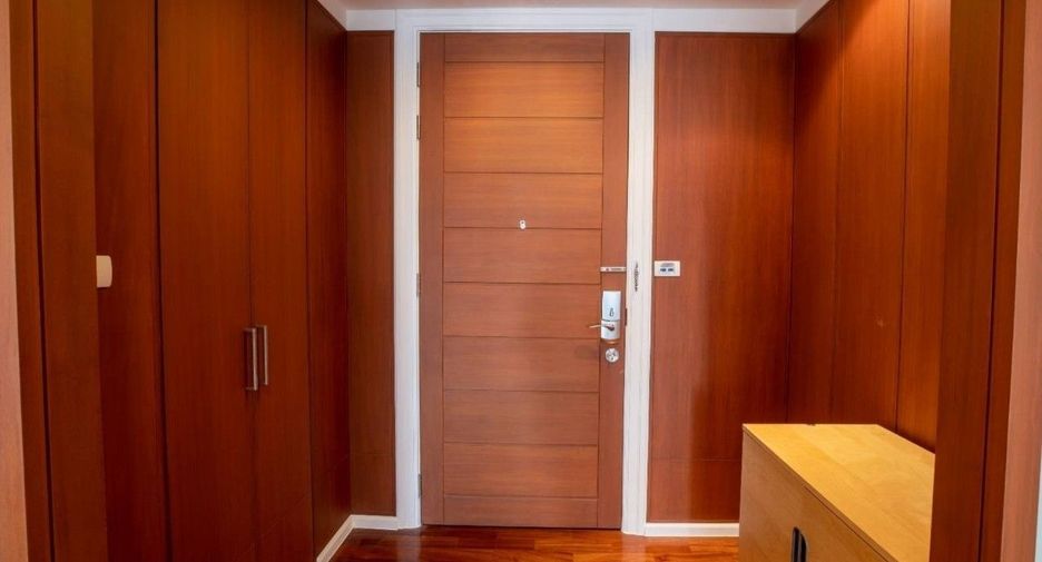 For rent 3 bedrooms condo in Khlong Toei, Bangkok