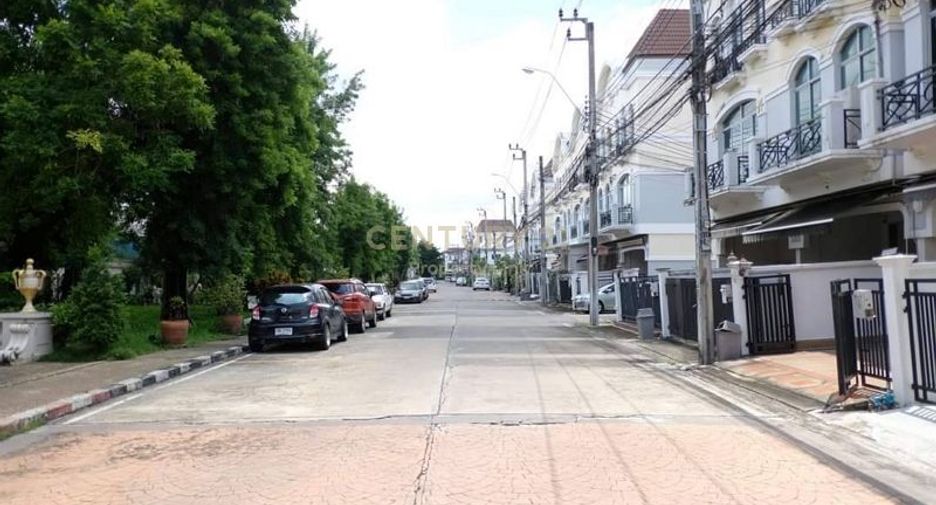 For rent and for sale 3 bedrooms townhouse in Prawet, Bangkok