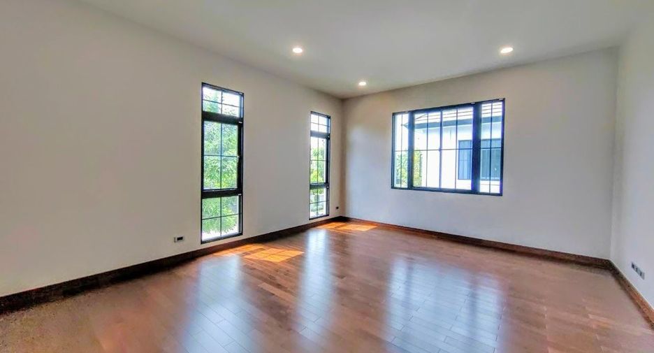 For sale 5 bedrooms house in Thawi Watthana, Bangkok