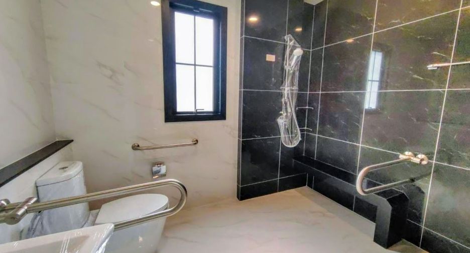 For sale 5 bedrooms house in Thawi Watthana, Bangkok