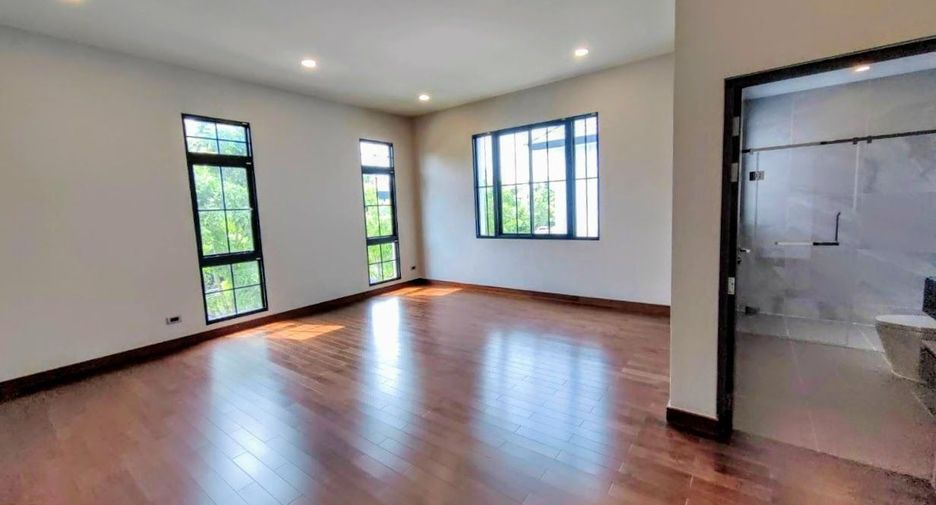 For sale 5 bedrooms house in Thawi Watthana, Bangkok