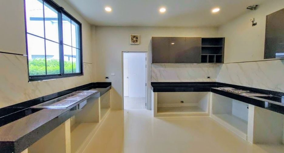 For sale 5 bedrooms house in Thawi Watthana, Bangkok