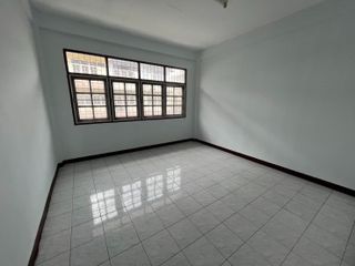 For sale 3 bed retail Space in Krathum Baen, Samut Sakhon