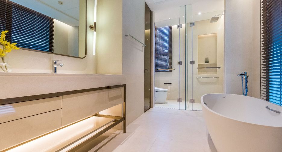 For rent and for sale 2 bedrooms condo in Pathum Wan, Bangkok