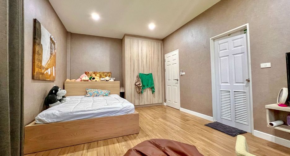 For sale 4 bedrooms house in Khlong Luang, Pathum Thani