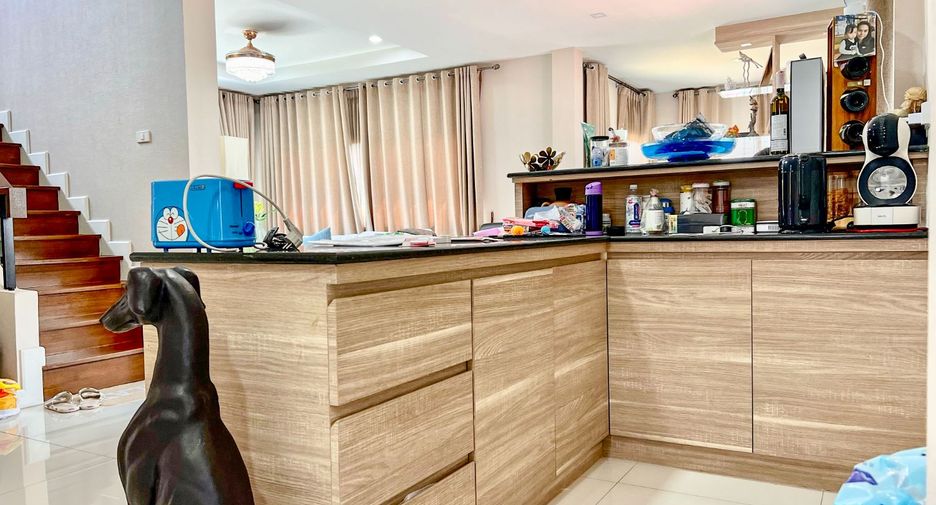 For sale 4 bedrooms house in Khlong Luang, Pathum Thani